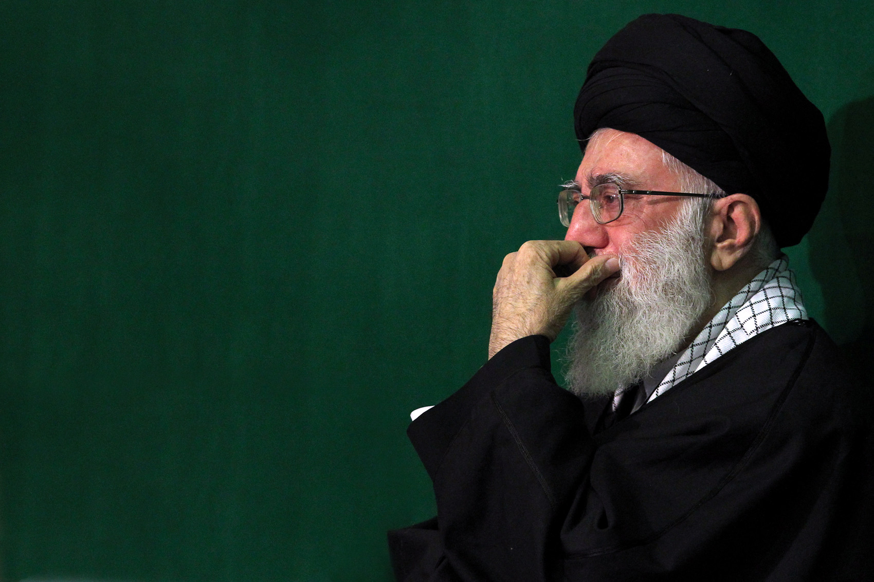 اينكه اصرار میکنند که «بلند گریه کنید» يا «صلوات، صلوات این جمعیت نیست» لزومی ندارد