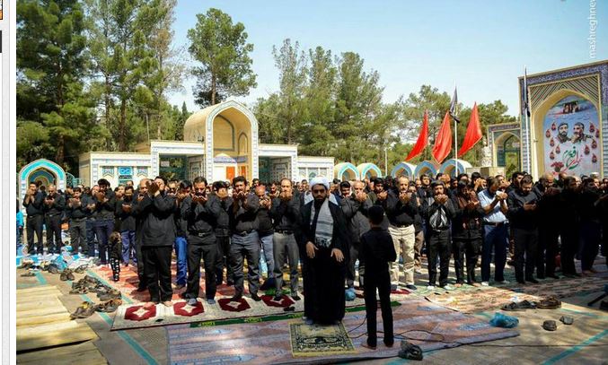 نماز جماعت ظهر عاشورا در مقبره شهید حججی+عکس نماز جماعت ظهر عاشورا در مقبره شهید حججی+عکس