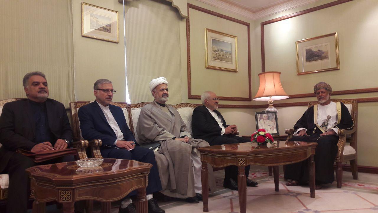 ظریف با استقبال وزیر خارجه عمان، وارد مسقط شد