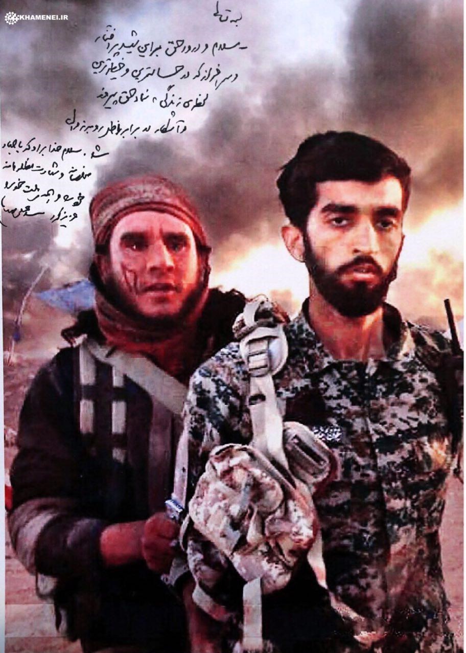 دستخط امام خامنه‌ای روی تصویر 