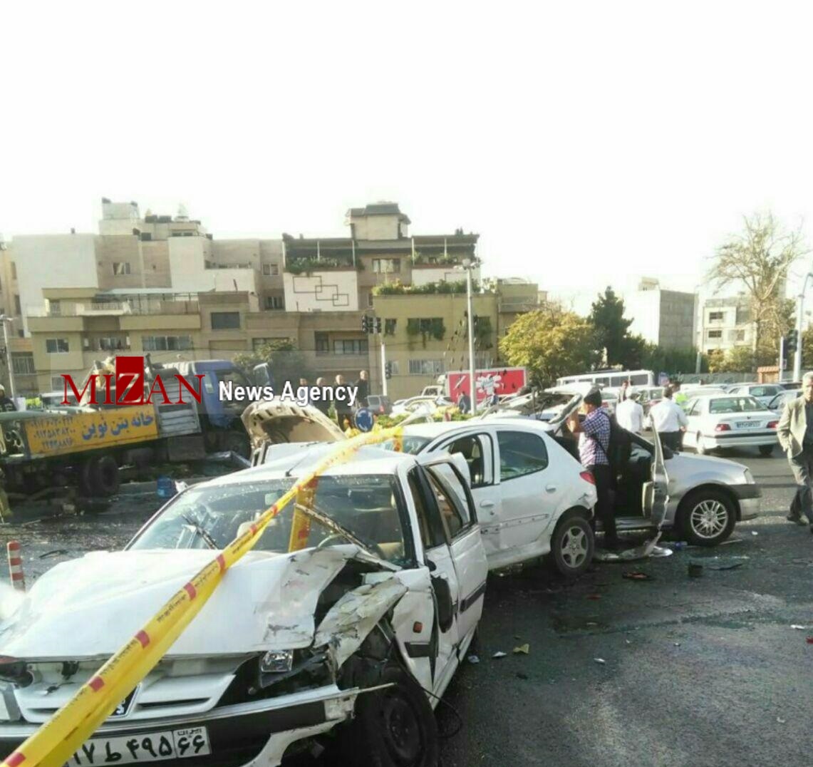 تصادف زنجیرهای در میدان دانشگاه ولنجک تصادف زنجیرهای در میدان دانشگاه ولنجک