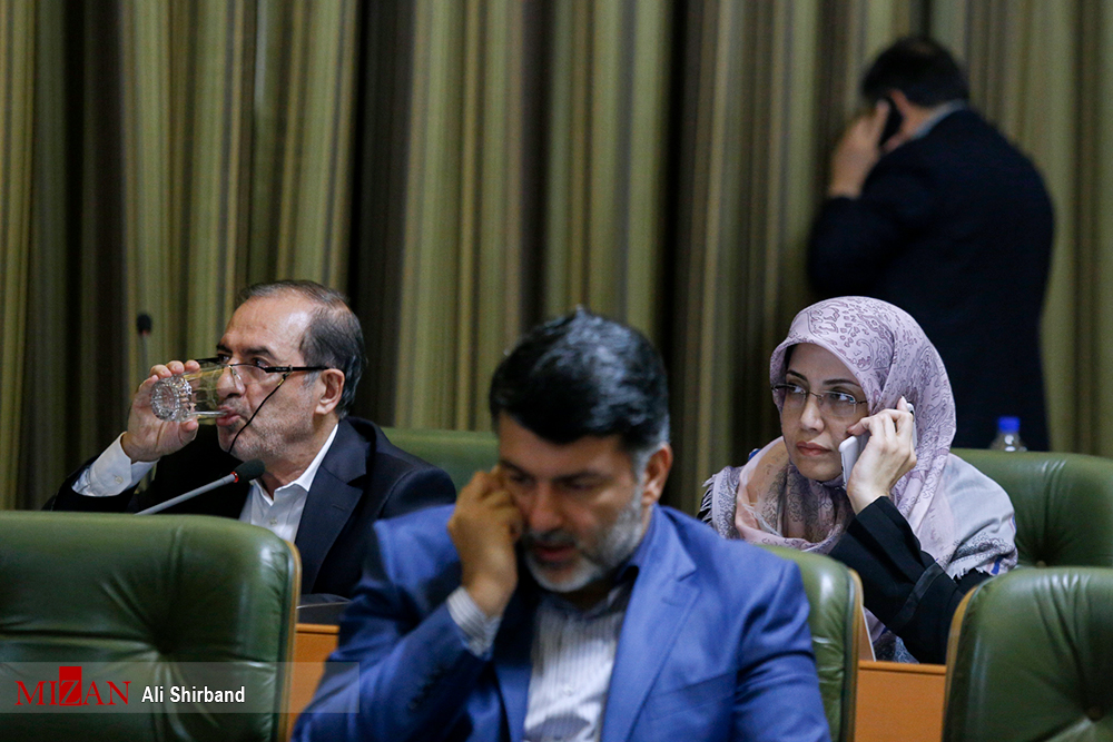 انتقاد از دستور جلسات شورای پنجم/ كميسيون ها برای صحن علنی شورا خوراك تهيه كنند