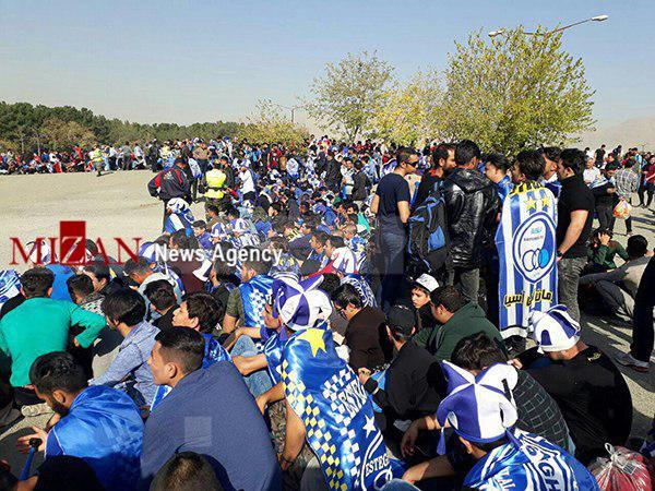 حضور 1500 تماشاگر در ورزشگاه/ اعتراض استقلالیها به نحوه بلیت فروشی پرسپولیسی ها حضور 1500 تماشاگر در ورزشگاه/ اعتراض استقلالیها به نحوه بلیت فروشی پرسپولیسی ها