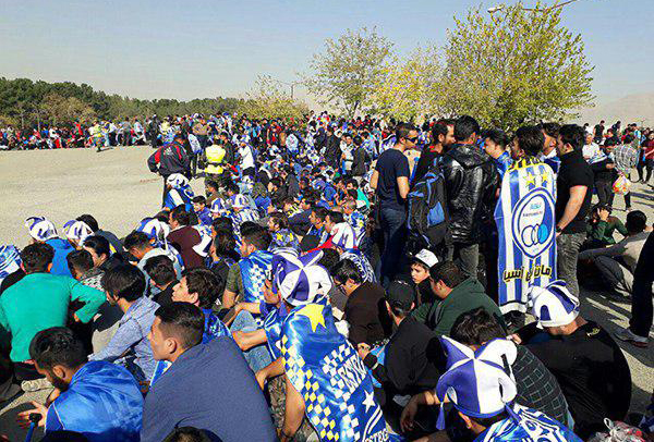 حضور 1500 تماشاگر در ورزشگاه/ اعتراض استقلالی ها به نحوه بلیت فروشی پرسپولیسی ها