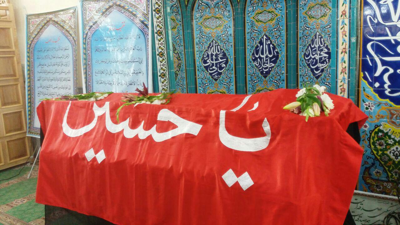 نماز سردار سلیمانی بر پیکر پاک پدرش +عکس