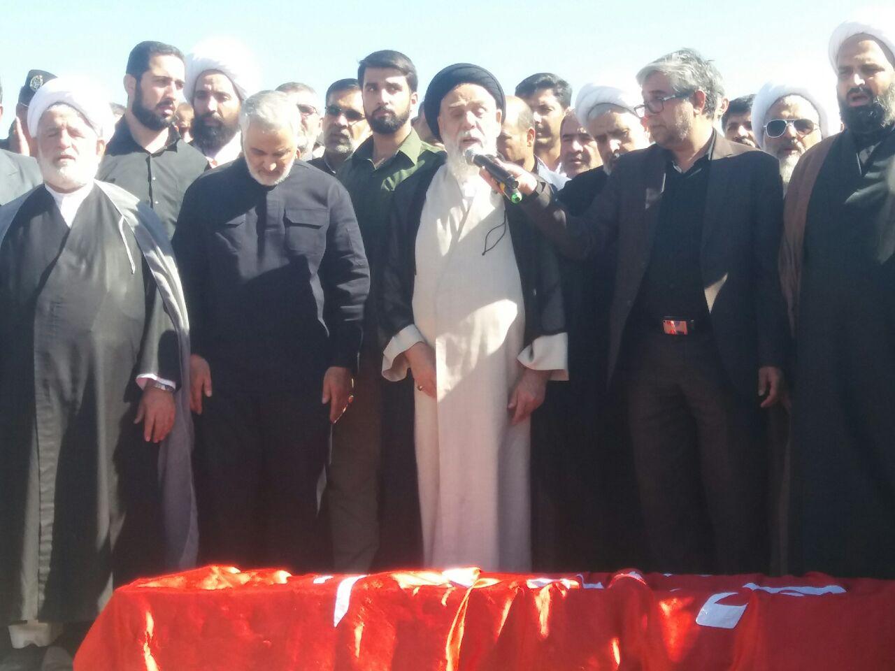نماز سردار سلیمانی بر پیکر پاک پدرش +عکس
