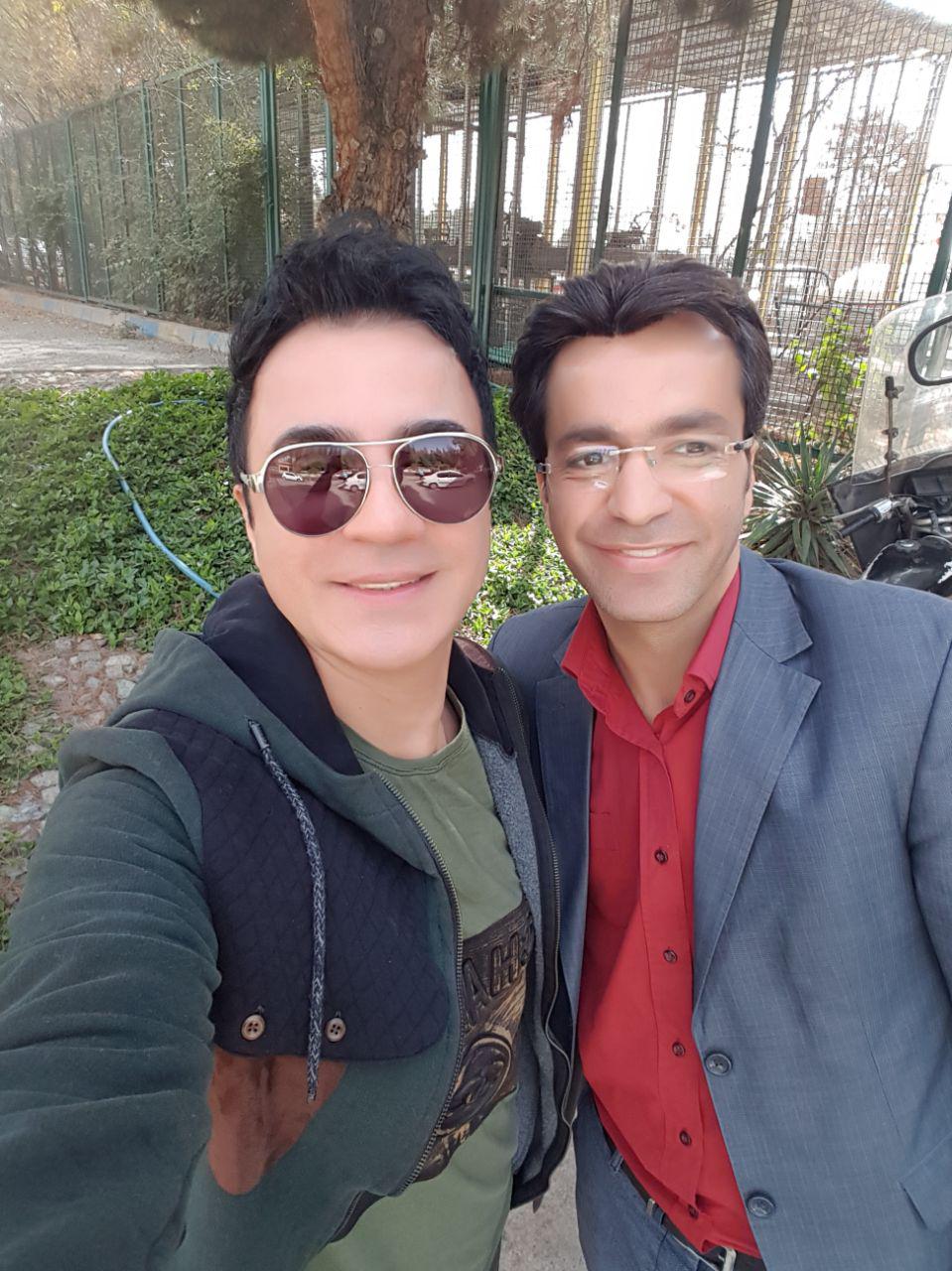 عکس یادگاری یک خبرنگار و مجری