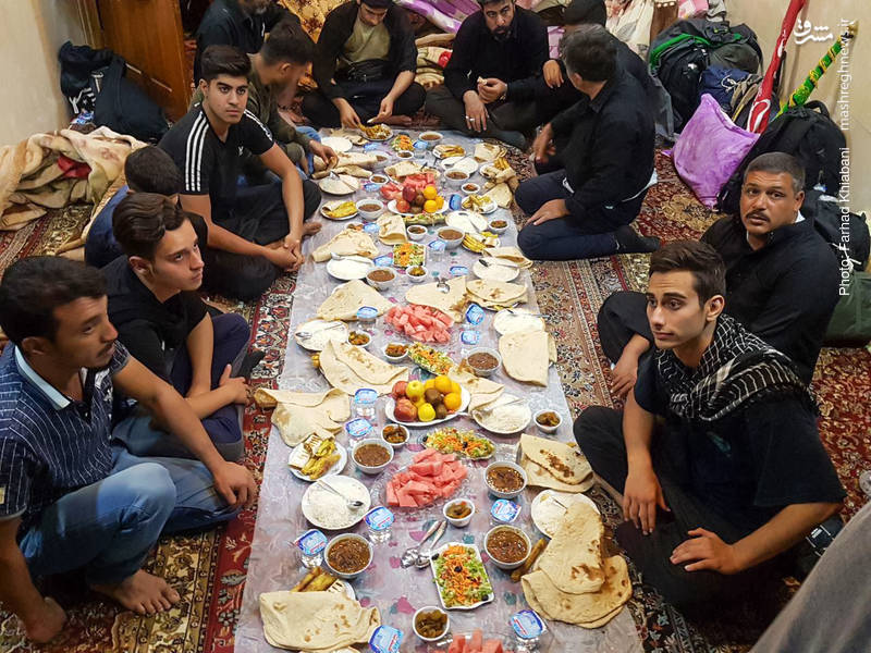 سفره رنگین عراقیها برای زائرین+عکس سفره رنگین عراقیها برای زائرین+عکس
