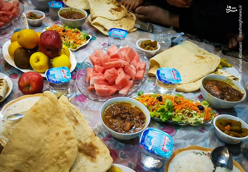 سفره رنگین عراقیها برای زائرین+عکس سفره رنگین عراقیها برای زائرین+عکس
