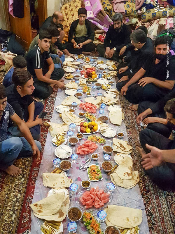 سفره رنگین عراقیها برای زائرین+عکس سفره رنگین عراقیها برای زائرین+عکس
