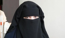وقتی یک دهه هفتادی با پوشیه جلب توجه می‌کند/پوشش تاریخی زنان اشراف ایرانی پوشیه بوده است