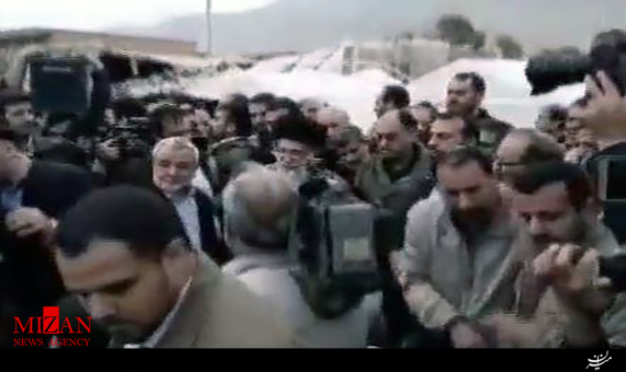 حضور بدون تشریفات رهبر انقلاب در روستای زلزله‌زده اهل سنت کوئیک + فیلم