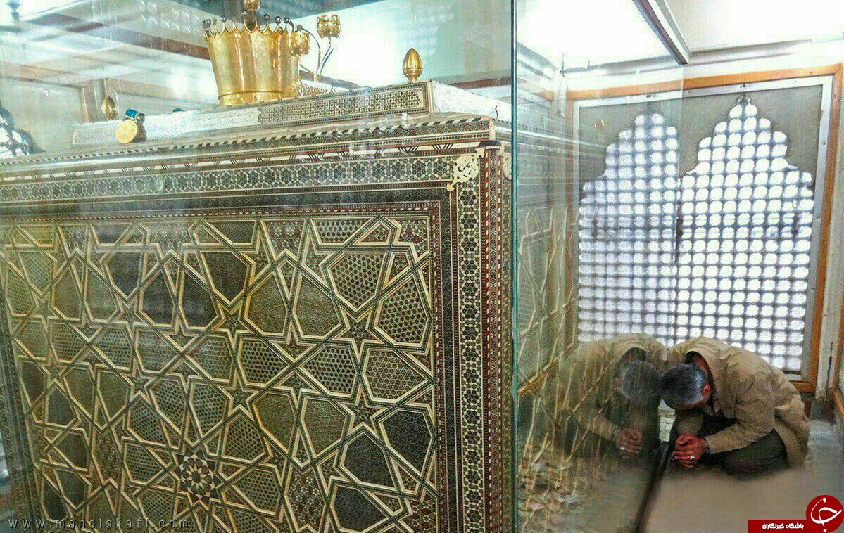تصویری ناب از ارادت سردار سلیمانی به حضرت زینب (س) تصویری ناب از ارادت سردار سلیمانی به حضرت زینب (س)