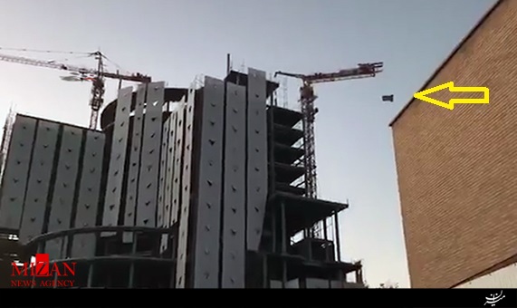 سقوط وزنه غول پیکر جرثقیل بر اثر زلزله ۶.۱ کرمان + فیلم سقوط وزنه غول پیکر جرثقیل بر اثر زلزله ۶.۱ کرمان