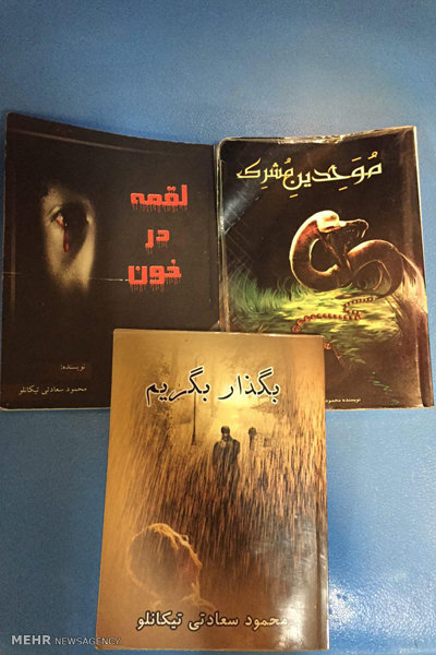نویسندهای که کتابهایش را در مترو میفروشد نویسندهای که کتابهایش را در مترو میفروشد