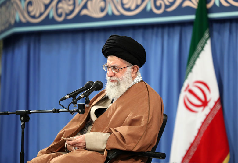 آن کسانی که همه امکانات کشور دستشان هست یا بوده حق ندارند نقش اپوزیسیون بازی کنند / تهمت و لجن‌پراکنی حرام است / نقد با تهمت زدن و تکرار کردن حرف دشمن فرق دارد