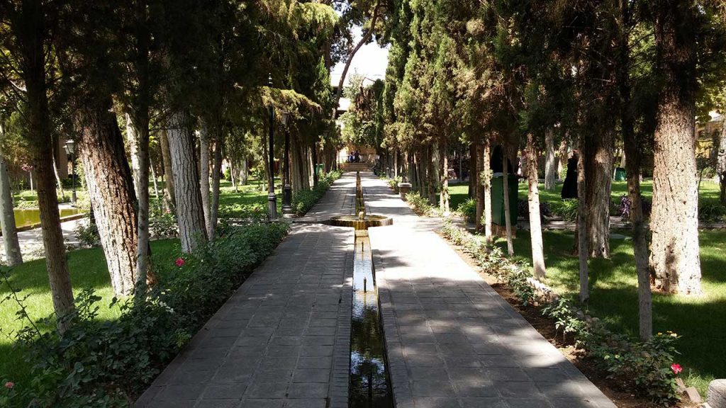 لذت قدم زدن در باغ موزه نگارستان+تصاویر لذت قدم زدن در باغ موزه نگارستان+تصاویر