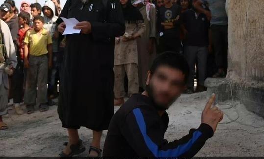 سنگسار جوان سوری توسط داعش+عکس سنگسار جوان سوری توسط داعش+عکس