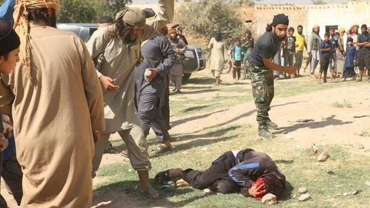 سنگسار جوان سوری توسط داعش+عکس سنگسار جوان سوری توسط داعش+عکس