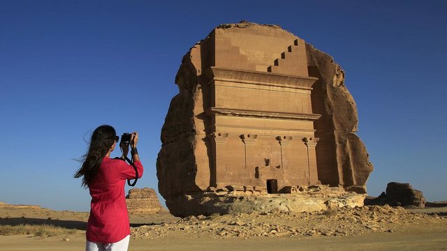 ممنوعیت سفر گردشگران زن تنها به عربستان !
