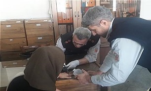 رهایی انگشت بانوی جوان از انگشتر تنگ