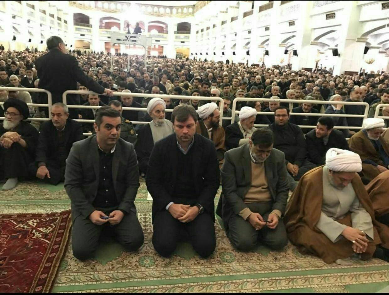 حضور سرمربی پیشنهادی تراکتورسازی در نماز جمعه + عکس حضور سرمربی پیشنهادی تراکتورسازی در نماز جمعه + عکس