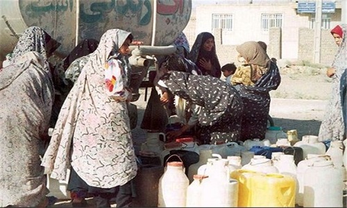 تشنگی امان مردم تنها بندر اقیانوسی ایران را برید؛ بازار داغ فروش آب کنار دریا! تشنگی امان مردم تنها بندر اقیانوسی ایران را برید؛ بازار داغ فروش آب کنار دریا!