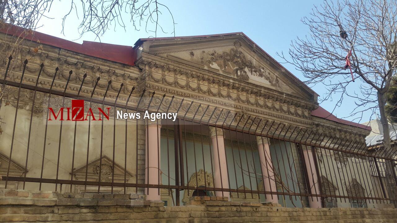 عمارت مستوفی الممالک دوباره توسط فیلم سازان اشغال شد / ستونهای عمارت قاجاری را صورتی کردند! عمارت مستوفی الممالک دوباره توسط فیلم سازان اشغال شد / ستونهای عمارت قاجاری را صورتی کردند!