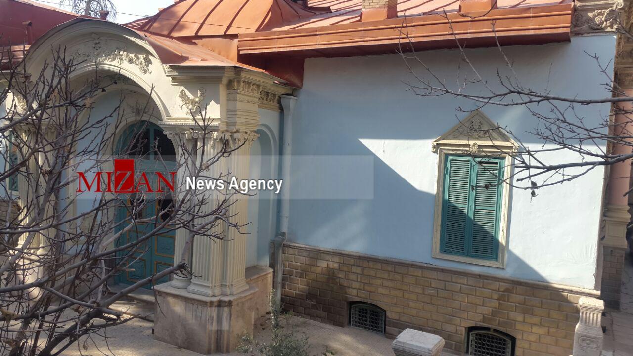 عمارت مستوفی الممالک دوباره توسط فیلم سازان اشغال شد / ستونهای عمارت قاجاری را صورتی کردند! عمارت مستوفی الممالک دوباره توسط فیلم سازان اشغال شد / ستونهای عمارت قاجاری را صورتی کردند!