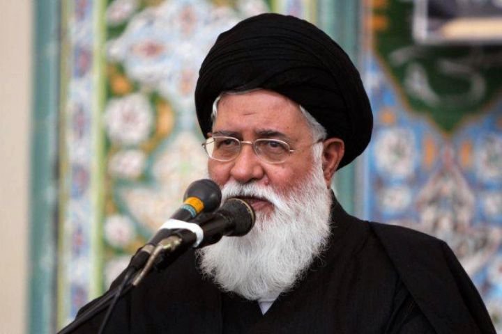 درخواست آیت‌الله علم‌الهدی برای برداشتن نرده‌های حائل مردم و مسئولان در صفوف نماز جمعه مشهد