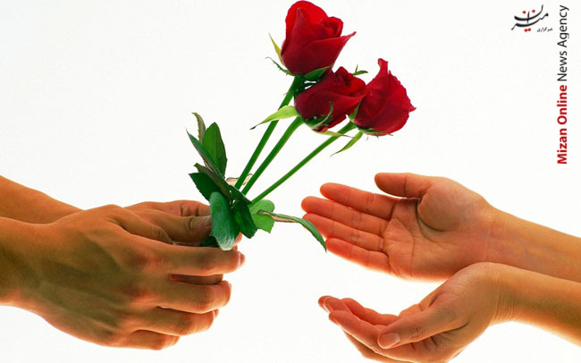 شرکت در کلاس‎های آموزش مهارت‎های زندگی و اهدای شاخه گل به همسر