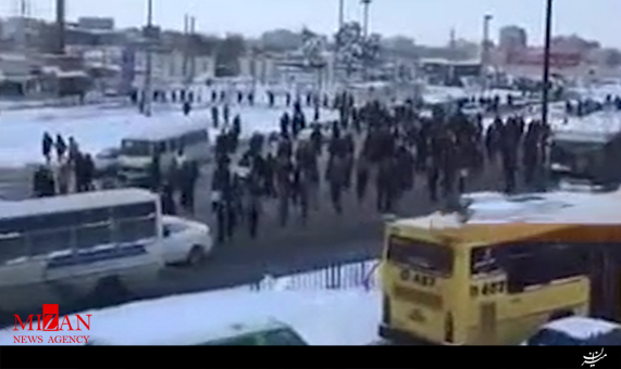 سرگردانی مسافران در پی قطع شدن برق مترو کرج سرگردانی مسافران در پی قطع شدن برق مترو کرج + فیلم