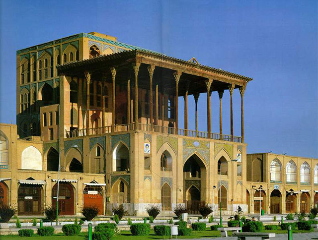 معرفی عمارت عالی قاپو