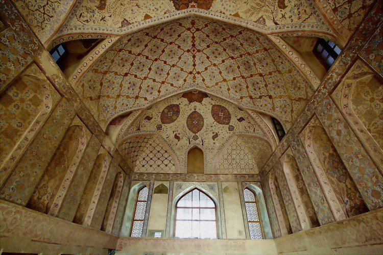 معرفی عمارت عالی قاپو