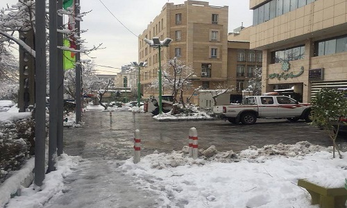 تصویری تاملبرانگیز از یخزدگی در اطراف ساختمان شهرداری تصویری تاملبرانگیز از یخزدگی در اطراف ساختمان شهرداری