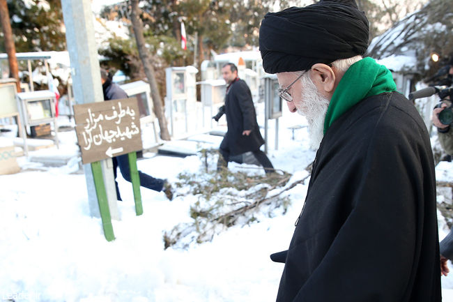 رهبر انقلاب اسلامی سحرگاه امروز در مرقد مطهر بنیانگذار انقلاب اسلامی و گلزار شهدا حضور یافتند رهبر انقلاب اسلامی سحرگاه امروز در مرقد مطهر بنیانگذار انقلاب اسلامی و گلزار شهدا حضور یافتند