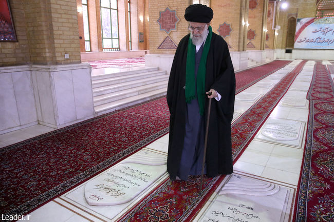 رهبر انقلاب اسلامی سحرگاه امروز در مرقد مطهر بنیانگذار انقلاب اسلامی و گلزار شهدا حضور یافتند رهبر انقلاب اسلامی سحرگاه امروز در مرقد مطهر بنیانگذار انقلاب اسلامی و گلزار شهدا حضور یافتند