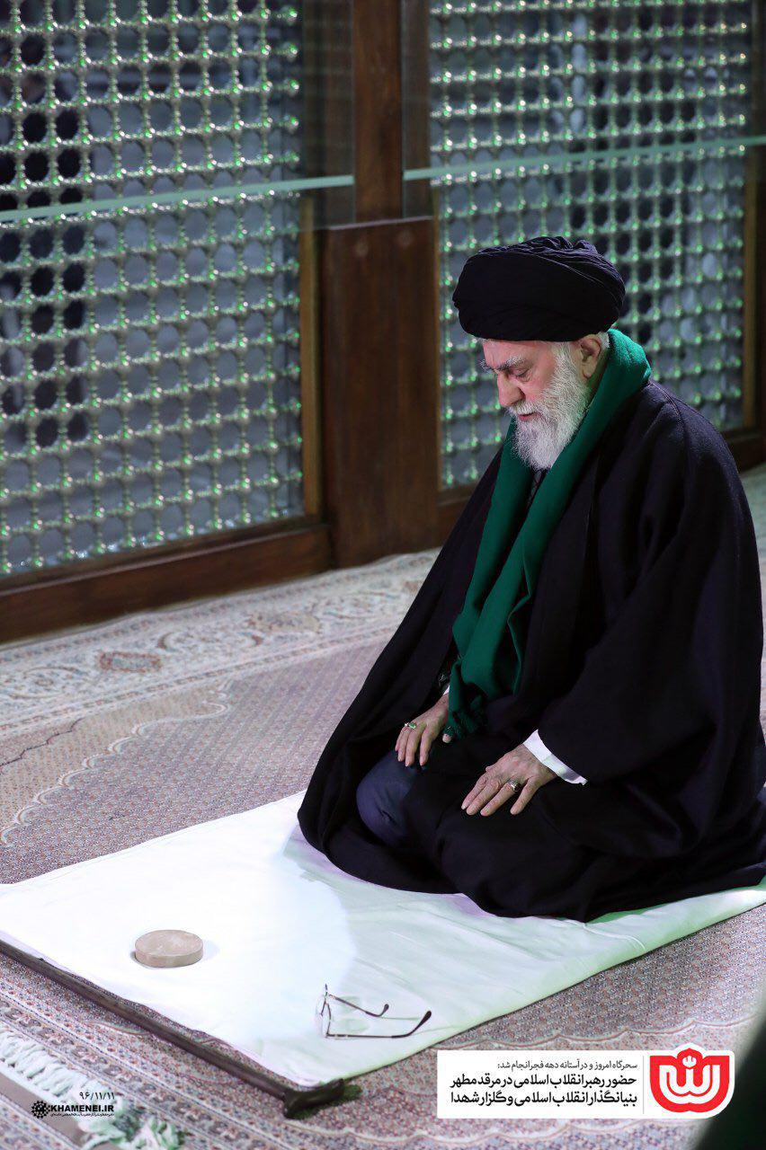 رهبر انقلاب اسلامی سحرگاه امروز در مرقد مطهر بنیانگذار انقلاب اسلامی و گلزار شهدا حضور یافتند رهبر انقلاب اسلامی سحرگاه امروز در مرقد مطهر بنیانگذار انقلاب اسلامی و گلزار شهدا حضور یافتند