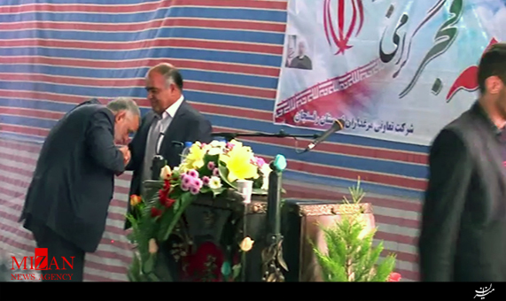 بوسه وزیر جهادکشاورزی بر دستان کارآفرین کرمانی + فیلم