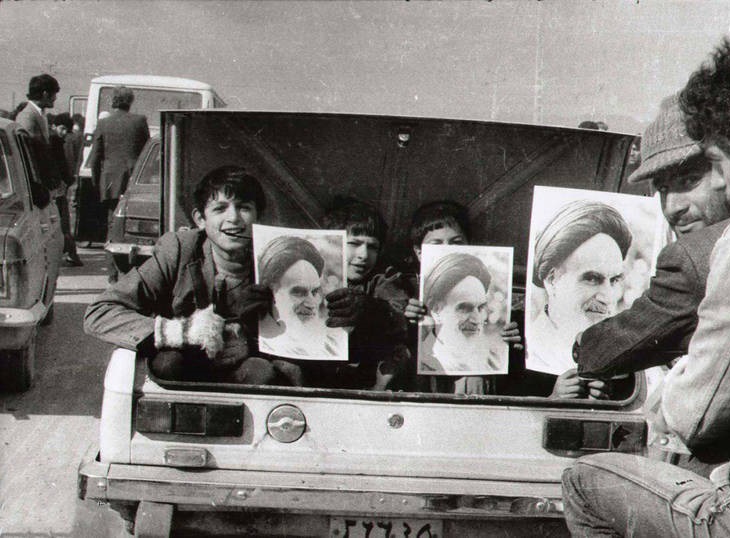 بچه‌های انقلاب در مسیر فرودگاه