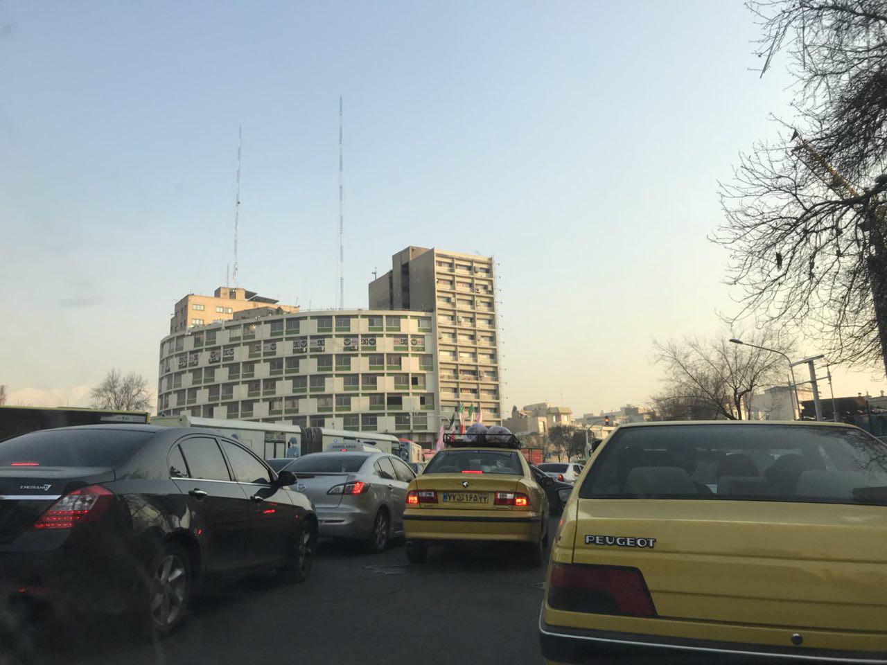 تخلیه ساختمان های اطراف محل آتش سوزی ساختمان برق حرارتی در میدان ولیعصر/ احتمال ریزش وجود دارد تخلیه ساختمان های اطراف محل آتش سوزی ساختمان برق حرارتی در میدان ولیعصر/ احتمال ریزش وجود دارد