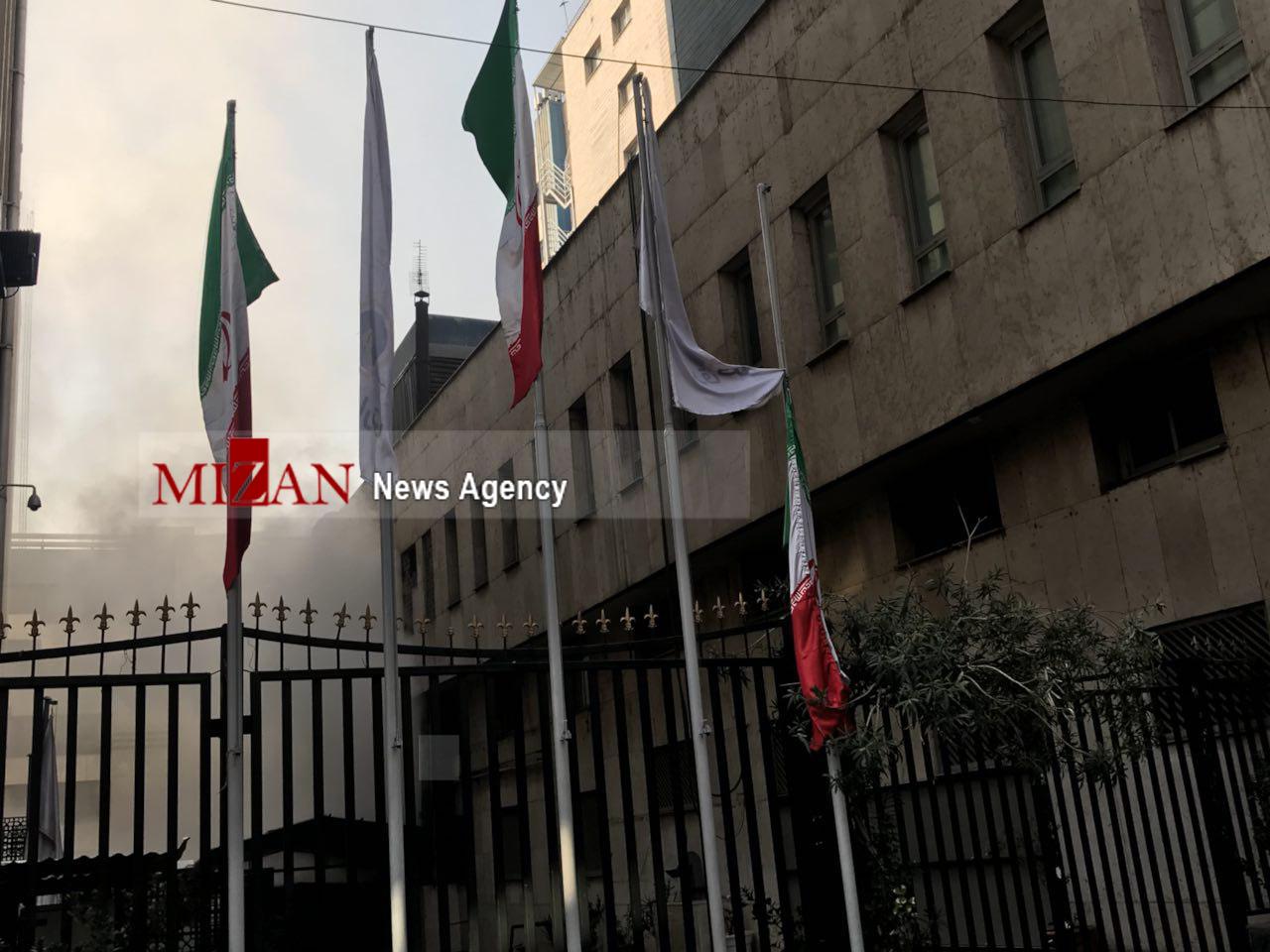 تخلیه ساختمان های اطراف محل آتش سوزی ساختمان برق حرارتی در میدان ولیعصر/ احتمال ریزش وجود دارد تخلیه ساختمان های اطراف محل آتش سوزی ساختمان برق حرارتی در میدان ولیعصر/ احتمال ریزش وجود دارد