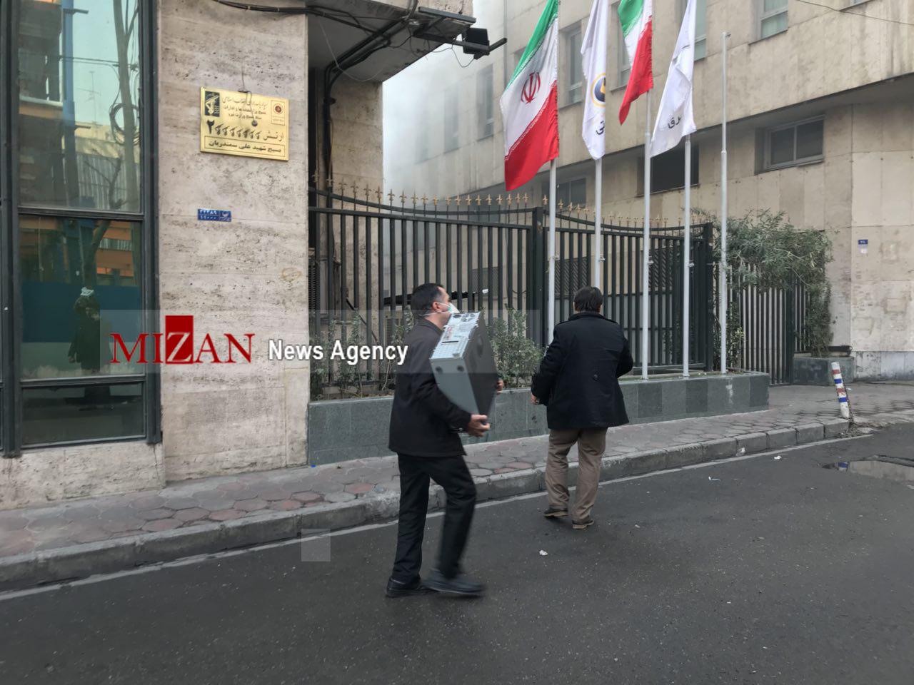 تخلیه ساختمان های اطراف محل آتش سوزی ساختمان برق حرارتی در میدان ولیعصر/ احتمال ریزش وجود دارد تخلیه ساختمان های اطراف محل آتش سوزی ساختمان برق حرارتی در میدان ولیعصر/ احتمال ریزش وجود دارد