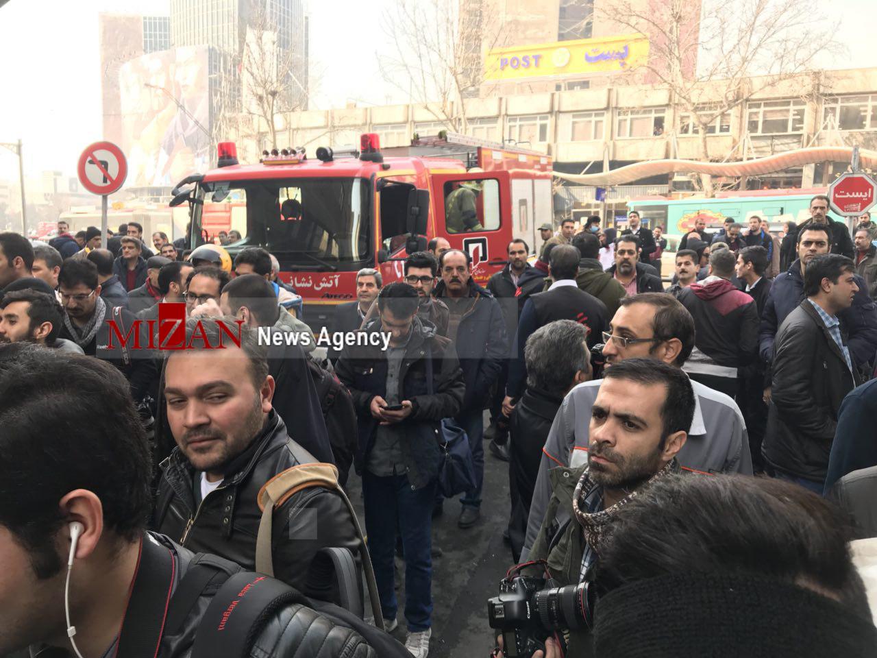 تخلیه ساختمان های اطراف محل آتش سوزی ساختمان برق حرارتی در میدان ولیعصر/ دستور تخلیه ساختمان صادر شد+ عکس و فیلم تخلیه ساختمان های اطراف محل آتش سوزی ساختمان برق حرارتی در میدان ولیعصر/ دستور تخلیه ساختمان صادر شد+ عکس و فیلم
