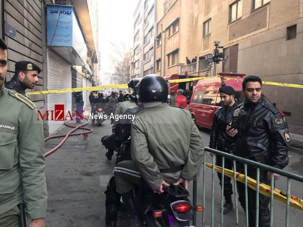 تخلیه ساختمان های اطراف محل آتش سوزی ساختمان برق حرارتی در میدان ولیعصر/ دستور تخلیه ساختمان صادر شد+ عکس و فیلم تخلیه ساختمان های اطراف محل آتش سوزی ساختمان برق حرارتی در میدان ولیعصر/ دستور تخلیه ساختمان صادر شد+ عکس و فیلم