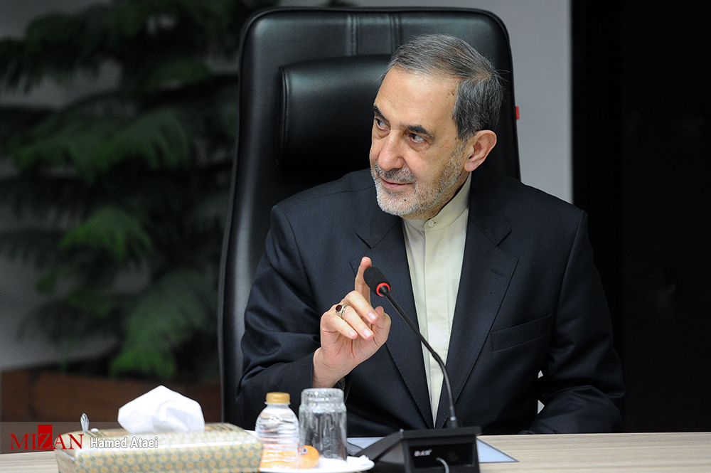 آنان که در داخل برای ملت نسخه ذلت می‌نویسند یا تجاهل می‌کنند یا مزدور هستند/اگر رفراندوم منطقه کردستان عراق پیروز می‌شد، ما امروز باید تانک و توپخانه‌های اسرائیل را نزدیک مرز‌ها داشتیم