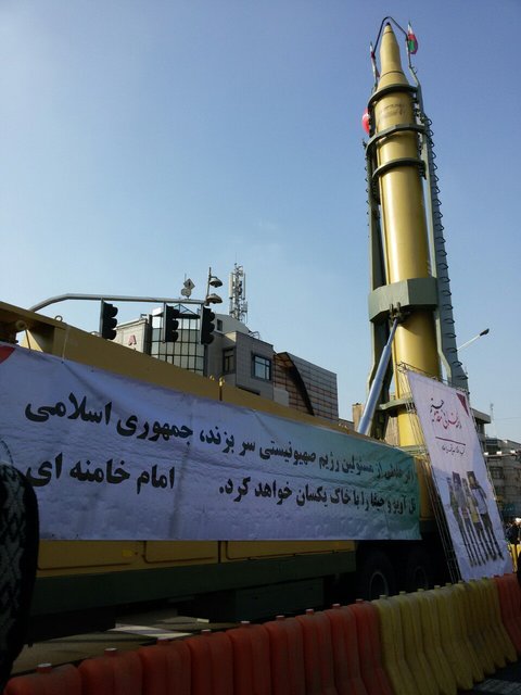 ماکت موشک قدر در مسیر راهپیمایی ۲۲ بهمن با هدف هشدار به اسراییل