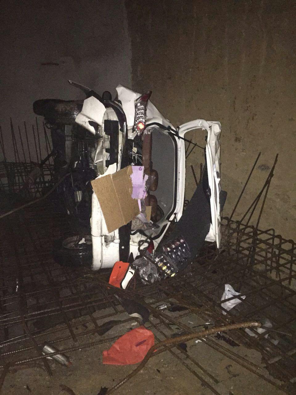 سقوط ۱۲ متری خودرو ۲۰۶ به داخل گودبرداری یک ساختمان در ولنجک