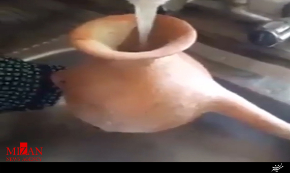 کشف کوزه ای قدیمی با در نزدیکی شهر سوخته کشف کوزه ای قدیمی با در نزدیکی شهر سوخته + فیلم