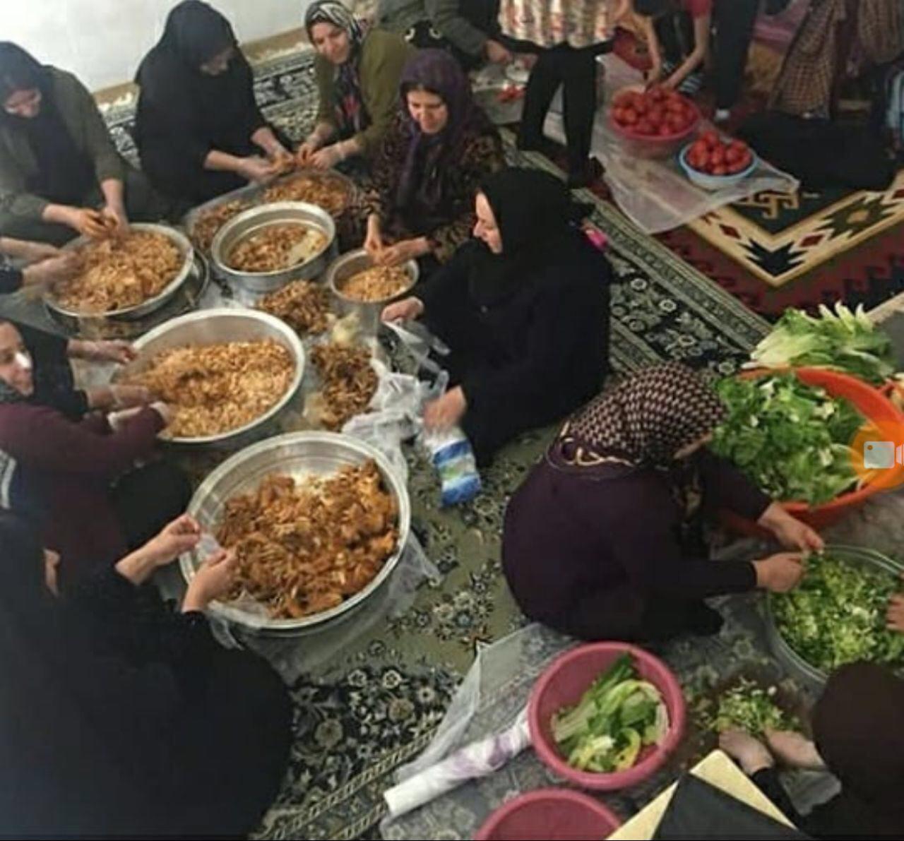 زنان سیسختی در حال تهیه غذا برای نیروهای مردمی و امدادگران زنان سیسختی در حال تهیه غذا برای نیروهای مردمی و امدادگران